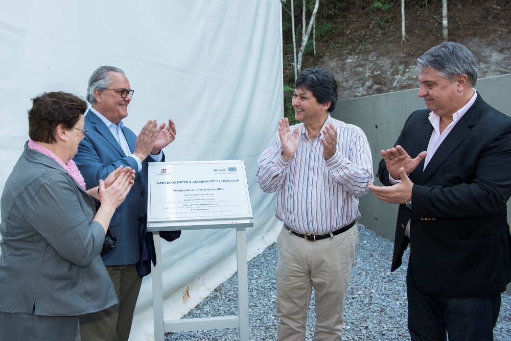 Presentes na inauguração: presidente da Representação da FIRJAN Serrana, Waltraud Keuper; presidente da FIRJAN, Eduardo Eugenio Gouvêa Vieira; presidente do Sinduscon Petrópolis, Ricardo Francisco, e o diretor Executivo de Operações, Alexandre dos Reis (Foto: Renata Mello)