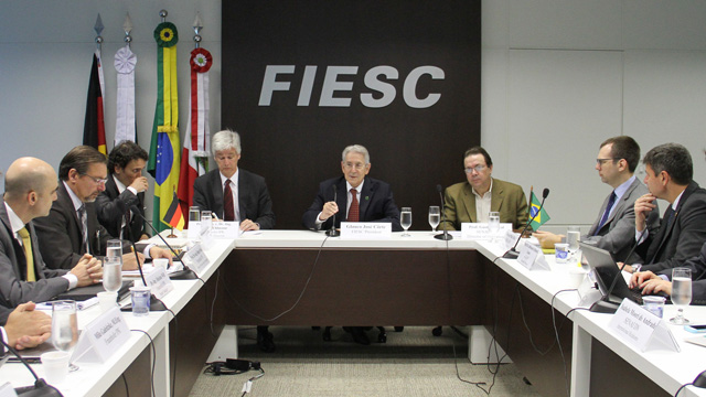 Representantes do SENAI Nacional, da FIESC e do Instituto Fraunhofer IPK se reuniram nesta quarta-feira (27), em Florianópolis