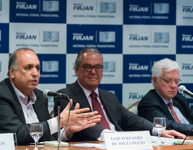 Pezão e Moreira Franco participaram do debate sobre importância de destravar investimentos para a retomada do crescimento (Foto: Renata Mello)