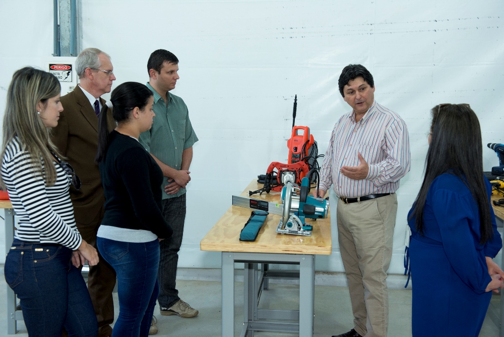 Ricardo Francisco, presidente do Sinduscon Petrópolis, apresenta o Canteiro Escola SENAI Petrópolis (Foto: Renata Mello)